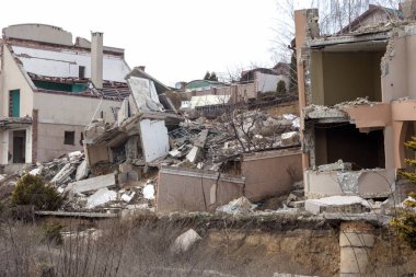 Heyelan tarafından kasırganın yağmurlar nedeniyle pahalı yazlıklar ve evleri yok. Yıkılan ev, yazlık, büyük çatlaklar, cips, döşeme. Kırık asfalt heyelan depremden sonra değiştirdi. Drone görüntülemek