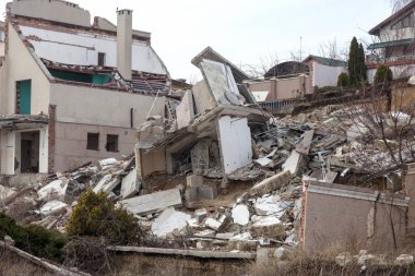 Heyelan tarafından kasırganın yağmurlar nedeniyle pahalı yazlıklar ve evleri yok. Yıkılan ev, yazlık, büyük çatlaklar, cips, döşeme. Kırık asfalt heyelan depremden sonra değiştirdi. Drone görüntülemek
