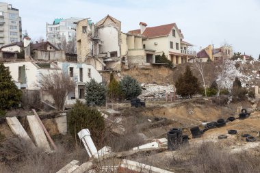 Heyelan tarafından kasırganın yağmurlar nedeniyle pahalı yazlıklar ve evleri yok. Yıkılan ev, yazlık, büyük çatlaklar, cips, döşeme. Kırık asfalt heyelan depremden sonra değiştirdi. Drone görüntülemek