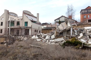 Heyelan tarafından kasırganın yağmurlar nedeniyle pahalı yazlıklar ve evleri yok. Yıkılan ev, yazlık, büyük çatlaklar, cips, döşeme. Kırık asfalt heyelan depremden sonra değiştirdi. Drone görüntülemek
