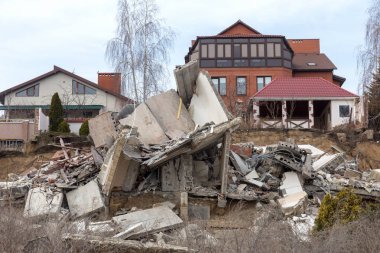 Heyelan tarafından kasırganın yağmurlar nedeniyle pahalı yazlıklar ve evleri yok. Yıkılan ev, yazlık, büyük çatlaklar, cips, döşeme. Kırık asfalt heyelan depremden sonra değiştirdi. Drone görüntülemek
