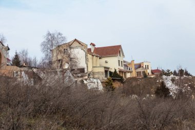 Heyelan tarafından kasırganın yağmurlar nedeniyle pahalı yazlıklar ve evleri yok. Yıkılan ev, yazlık, büyük çatlaklar, cips, döşeme. Kırık asfalt heyelan depremden sonra değiştirdi. Drone görüntülemek