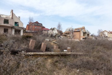 Heyelan tarafından kasırganın yağmurlar nedeniyle pahalı yazlıklar ve evleri yok. Yıkılan ev, yazlık, büyük çatlaklar, cips, döşeme. Kırık asfalt heyelan depremden sonra değiştirdi. Drone görüntülemek