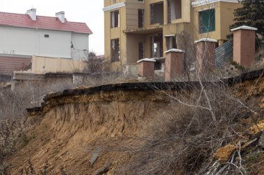 Heyelan tarafından kasırganın yağmurlar nedeniyle pahalı yazlıklar ve evleri yok. Yıkılan ev, yazlık, büyük çatlaklar, cips, döşeme. Kırık asfalt heyelan depremden sonra değiştirdi. Drone görüntülemek