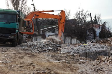 Heyelan tarafından kasırganın yağmurlar nedeniyle pahalı yazlıklar ve evleri yok. Yıkılan ev, yazlık, büyük çatlaklar, cips, döşeme. Kırık asfalt heyelan depremden sonra değiştirdi. Drone görüntülemek