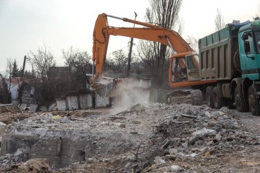 Heyelan tarafından kasırganın yağmurlar nedeniyle pahalı yazlıklar ve evleri yok. Yıkılan ev, yazlık, büyük çatlaklar, cips, döşeme. Kırık asfalt heyelan depremden sonra değiştirdi. Drone görüntülemek