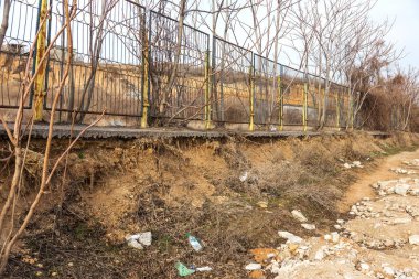 Heyelan tarafından kasırganın yağmurlar nedeniyle pahalı yazlıklar ve evleri yok. Yıkılan ev, yazlık, büyük çatlaklar, cips, döşeme. Kırık asfalt heyelan depremden sonra değiştirdi. Drone görüntülemek