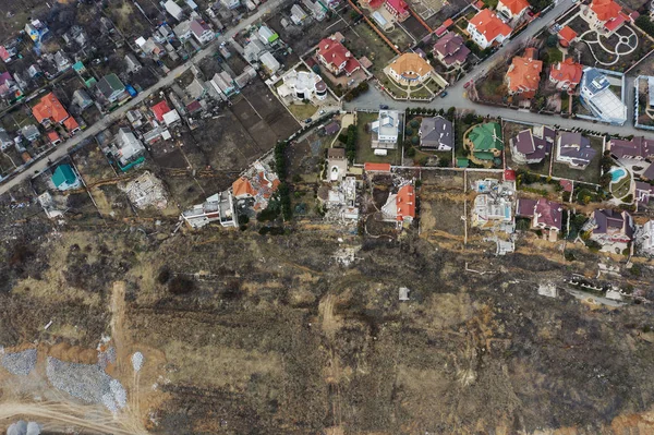 Tanah Longsor Yang Disebabkan Oleh Hujan Badai Menghancurkan Pondok Pondok — Foto Stok Gratis