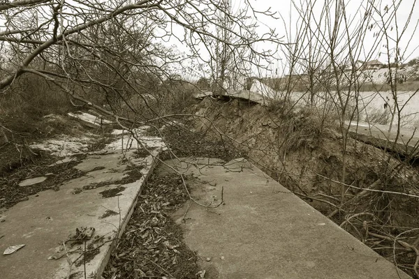 Obsunięcie Się Ziemi Powodowane Przez Deszcze Huragan Zniszczył Drogich Chatki — Zdjęcie stockowe