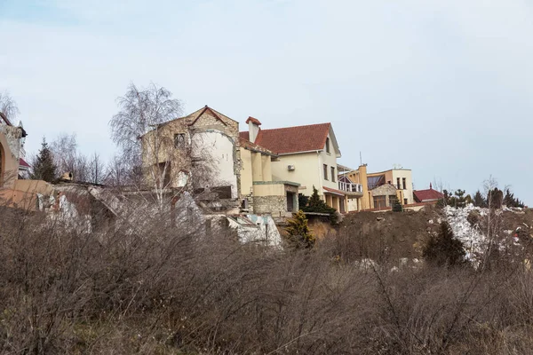 Heyelan tarafından kasırganın yağmurlar nedeniyle pahalı yazlıklar ve evleri yok. Yıkılan ev, yazlık, büyük çatlaklar, cips, döşeme. Kırık asfalt heyelan depremden sonra değiştirdi. Drone görüntülemek