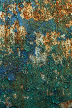 Çok renkli boya pas paslı metal duvar, eski demir levha kaplı. Büyük derin çatlak yüzey paslı metal doku eski boya kalıntısı iz. Arka plan doku eski boya ile-metalleri