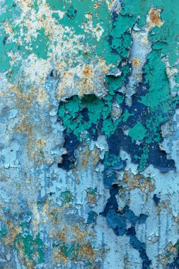Çok renkli boya pas paslı metal duvar, eski demir levha kaplı. Büyük derin çatlak yüzey paslı metal doku eski boya kalıntısı iz. Arka plan doku eski boya ile-metalleri