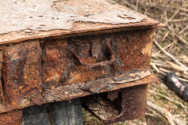 Çok renkli boya pas paslı metal duvar, eski demir levha kaplı. Büyük derin çatlak yüzey paslı metal doku eski boya kalıntısı iz. Arka plan doku eski boya ile-metalleri