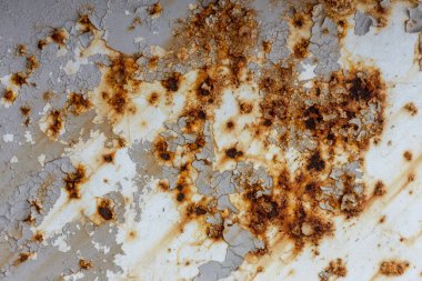 Çok renkli boya pas paslı metal duvar, eski demir levha kaplı. Büyük derin çatlak yüzey paslı metal doku eski boya kalıntısı iz. Arka plan doku eski boya ile-metalleri