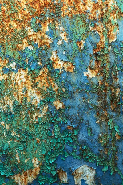 さびた金属製の壁 古い鉄の板は多色塗装と錆で覆われています 表面のさびた金属の質感に大きな深い亀裂で旧塗装の残骸のトレース 金属上のバック グラウンド テクスチャの古いペイント — ストック写真