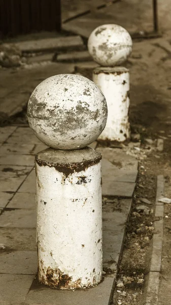 Bolas Pedra Numa Rua Cidade Estrada Esgrima Urbana Grandes Rachaduras — Fotografia de Stock