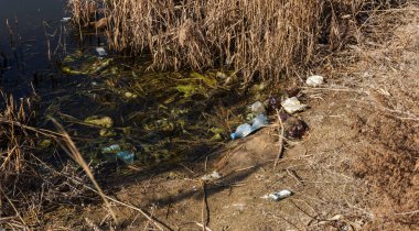 Yolda çöp yığınları. Yol ve patika çöp dolu