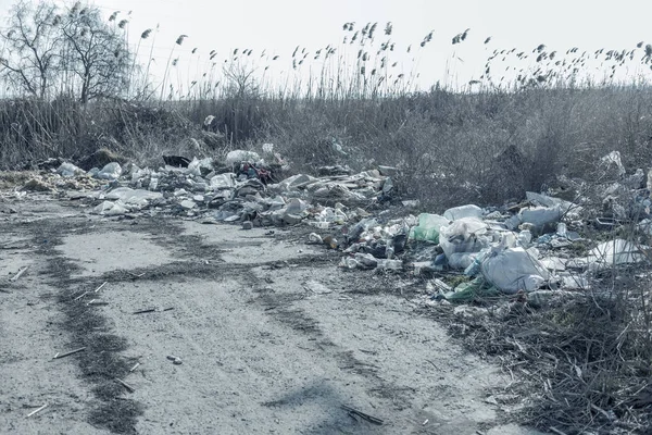 Σωρούς Από Σκουπίδια Στον Δρόμο Δρόμος Και Μονοπάτι Γεμάτο Σκουπίδια — Φωτογραφία Αρχείου