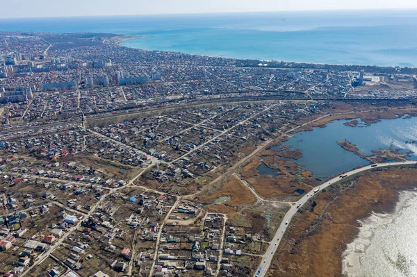 乌克兰奥德萨生态保护区库亚尼克河口沿海地区的最高景观 从无人机到城市建筑附近郊区的海上河口鸟图 — 免费的图库照片