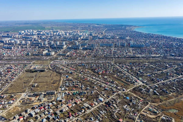 乌克兰奥德萨生态保护区库亚尼克河口沿海地区的最高景观 从无人机到城市建筑附近郊区的海上河口鸟图 — 免费的图库照片