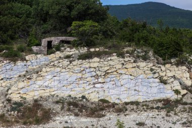 Şeyl dağlar çukurlar çimento. Taş duvar dokusu. Büyük bir taş çatlaklar, taş ridge ayrılması. Taş duvar doku arka plan. Taş yapı çimento üretimi için