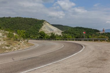 Şeyl dağlar çukurlar çimento. Taş duvar dokusu. Büyük bir taş çatlaklar, taş ridge ayrılması. Taş duvar doku arka plan. Taş yapı çimento üretimi için