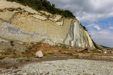 Şeyl dağlar çukurlar çimento. Taş duvar dokusu. Büyük bir taş çatlaklar, taş ridge ayrılması. Taş duvar doku arka plan. Taş yapı çimento üretimi için