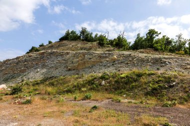 Şeyl dağlar çukurlar çimento. Taş duvar dokusu. Büyük bir taş çatlaklar, taş ridge ayrılması. Taş duvar doku arka plan. Taş yapı çimento üretimi için