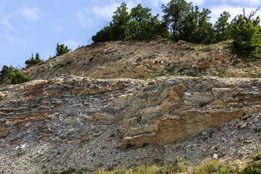 Şeyl dağlar çukurlar çimento. Taş duvar dokusu. Büyük bir taş çatlaklar, taş ridge ayrılması. Taş duvar doku arka plan. Taş yapı çimento üretimi için