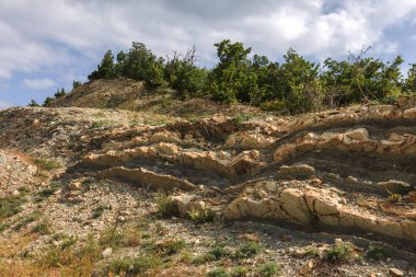 Şeyl dağlar çukurlar çimento. Taş duvar dokusu. Büyük bir taş çatlaklar, taş ridge ayrılması. Taş duvar doku arka plan. Taş yapı çimento üretimi için