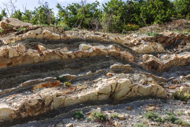 Şeyl dağlar çukurlar çimento. Taş duvar dokusu. Büyük bir taş çatlaklar, taş ridge ayrılması. Taş duvar doku arka plan. Taş yapı çimento üretimi için