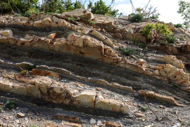 Şeyl dağlar çukurlar çimento. Taş duvar dokusu. Büyük bir taş çatlaklar, taş ridge ayrılması. Taş duvar doku arka plan. Taş yapı çimento üretimi için