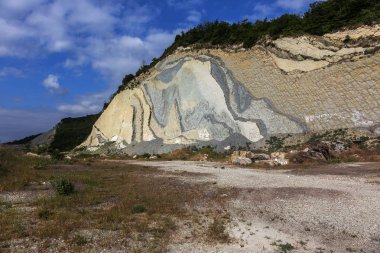 Şeyl dağlar çukurlar çimento. Taş duvar dokusu. Büyük bir taş çatlaklar, taş ridge ayrılması. Taş duvar doku arka plan. Taş yapı çimento üretimi için