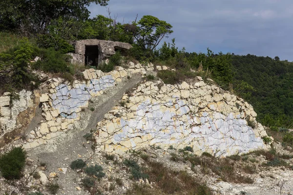 Şeyl dağlar çukurlar çimento. Taş duvar dokusu. Büyük bir taş çatlaklar, taş ridge ayrılması. Taş duvar doku arka plan. Taş yapı çimento üretimi için