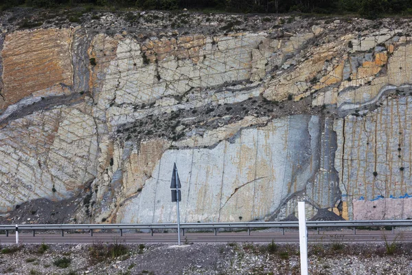 頁岩山セメント ピットです 石造りの壁のテクスチャ 大きな石割れ 石造りのリッジの分離 石造りの壁のテクスチャの背景 建設セメント生産のための石 — ストック写真