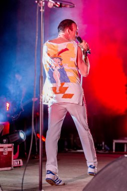 Odessa, Ukrayna - 16 Mart 2019: Rock konseri Queen tribute show, Kraliçe nin bohem gece. Rock grubu efsanevi Freddy Merqury grubu Queen performansını kopyalar. Rock konseri Kraliçe