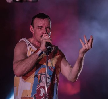 Odessa, Ukrayna - 16 Mart 2019: Rock konseri Queen tribute show, Kraliçe nin bohem gece. Rock grubu efsanevi Freddy Merqury grubu Queen performansını kopyalar. Rock konseri Kraliçe