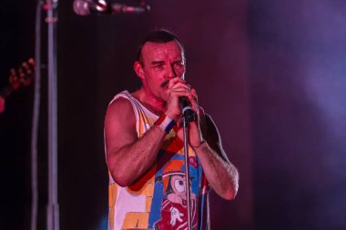 Odessa, Ukrayna - 16 Mart 2019: Rock konseri Queen tribute show, Kraliçe nin bohem gece. Rock grubu efsanevi Freddy Merqury grubu Queen performansını kopyalar. Rock konseri Kraliçe