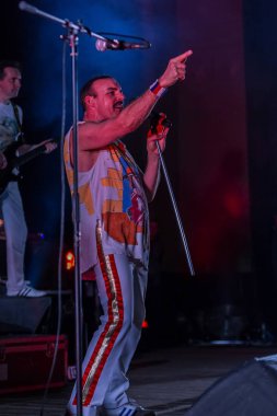 Odessa, Ukrayna - 16 Mart 2019: Rock konseri Queen tribute show, Kraliçe nin bohem gece. Rock grubu efsanevi Freddy Merqury grubu Queen performansını kopyalar. Rock konseri Kraliçe