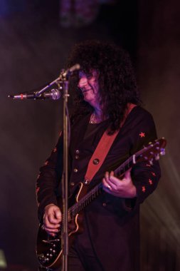 Odessa, Ukrayna - 16 Mart 2019: Rock konseri Queen tribute show, Kraliçe nin bohem gece. Rock grubu efsanevi Freddy Merqury grubu Queen performansını kopyalar. Rock konseri Kraliçe