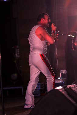 Odessa, Ukrayna - 16 Mart 2019: Rock konseri Queen tribute show, Kraliçe nin bohem gece. Rock grubu efsanevi Freddy Merqury grubu Queen performansını kopyalar. Rock konseri Kraliçe