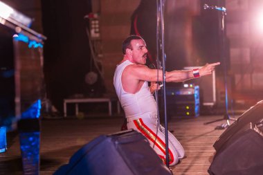 Odessa, Ukrayna - 16 Mart 2019: Rock konseri Queen tribute show, Kraliçe nin bohem gece. Rock grubu efsanevi Freddy Merqury grubu Queen performansını kopyalar. Rock konseri Kraliçe