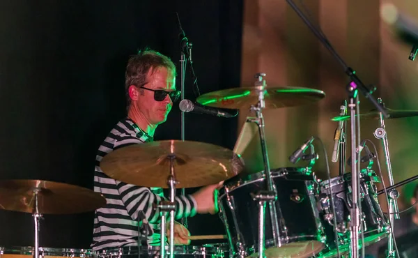 Odessa, Ukrayna - 16 Mart 2019: Rock konseri Queen tribute show, Kraliçe nin bohem gece. Rock grubu efsanevi Freddy Merqury grubu Queen performansını kopyalar. Rock konseri Kraliçe