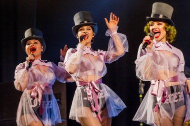 ODESSA, UKRAINE - 17 Mart 2019: Bright Music Show FREEDOM JAZZ. Parlak bir müzikal caz gösterisinde sahnede güzel bir kadın caz grubu. Erotik bir müzikal performansıyla sahnede seksi kadın müzisyenler.