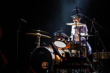 ODESSA, UKRAINE - 17 Mart 2019: Bright Music Show FREEDOM JAZZ. Parlak bir müzikal caz gösterisinde sahnede güzel bir kadın caz grubu. Erotik bir müzikal performansıyla sahnede seksi kadın müzisyenler.