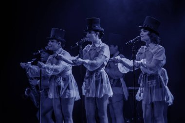 ODESSA, UKRAINE - 17 Mart 2019: Bright Music Show FREEDOM JAZZ. Parlak bir müzikal caz gösterisinde sahnede güzel bir kadın caz grubu. Erotik bir müzikal performansıyla sahnede seksi kadın müzisyenler.