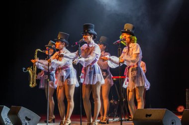 ODESSA, UKRAINE - 17 Mart 2019: Bright Music Show FREEDOM JAZZ. Parlak bir müzikal caz gösterisinde sahnede güzel bir kadın caz grubu. Erotik bir müzikal performansıyla sahnede seksi kadın müzisyenler.