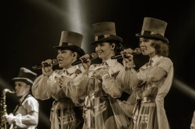 ODESSA, UKRAINE - 17 Mart 2019: Bright Music Show FREEDOM JAZZ. Parlak bir müzikal caz gösterisinde sahnede güzel bir kadın caz grubu. Erotik bir müzikal performansıyla sahnede seksi kadın müzisyenler.