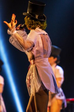 ODESSA, UKRAINE - 17 Mart 2019: Bright Music Show FREEDOM JAZZ. Parlak bir müzikal caz gösterisinde sahnede güzel bir kadın caz grubu. Erotik bir müzikal performansıyla sahnede seksi kadın müzisyenler.