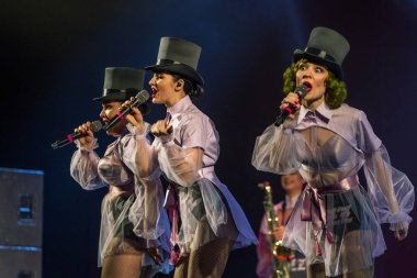 ODESSA, UKRAINE - 17 Mart 2019: Bright Music Show FREEDOM JAZZ. Parlak bir müzikal caz gösterisinde sahnede güzel bir kadın caz grubu. Erotik bir müzikal performansıyla sahnede seksi kadın müzisyenler.